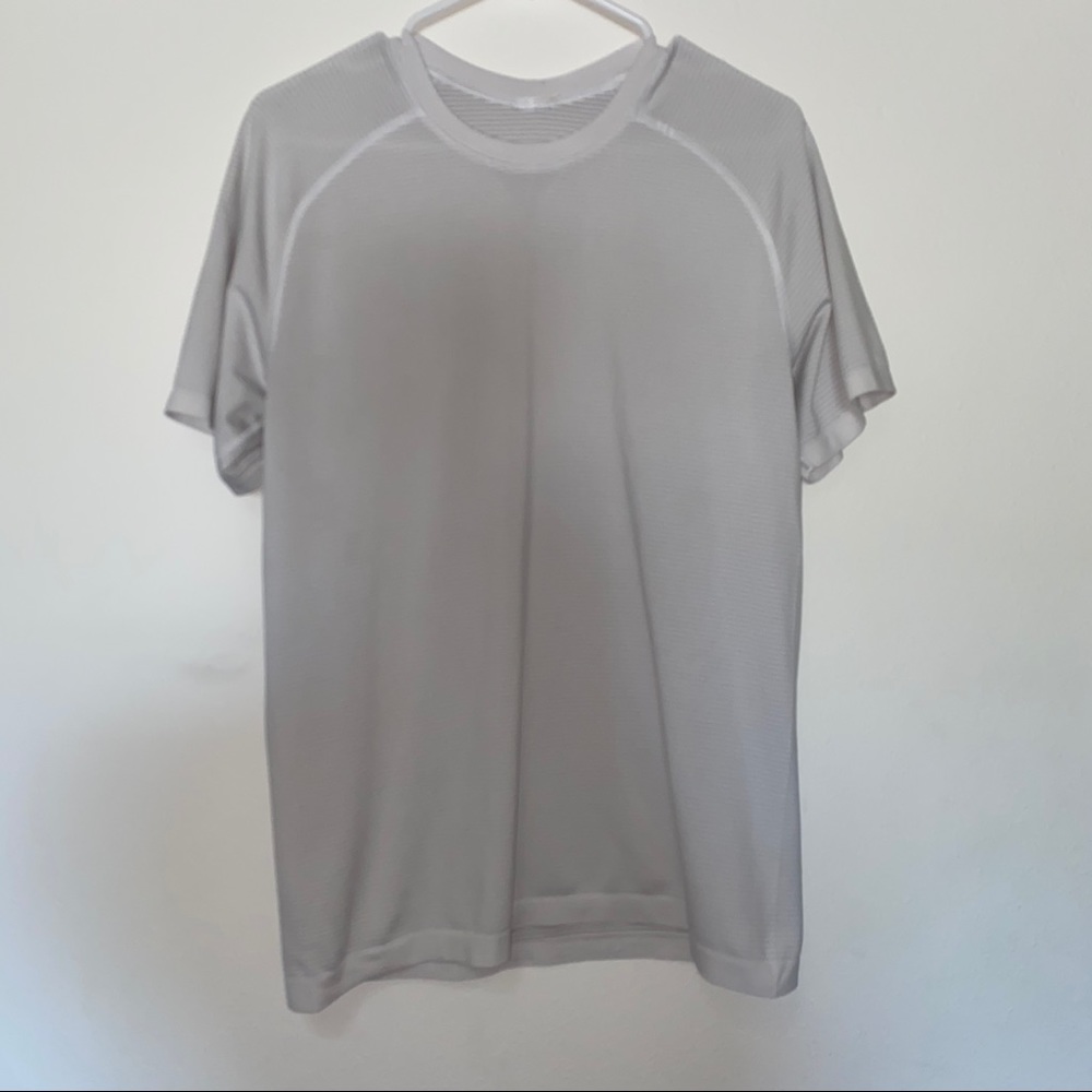 WHITE SHORT SLEEVE ATHLETIC SHIRT
